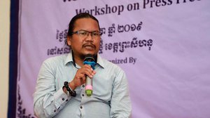លោក ដែន អយុធ្យា ប្រធាន​មជ្ឈមណ្ឌល​បណ្តុះបណ្តាល​សារព័ត៌មាន​សហគមន៍ (CMTC) នៅ​ខេត្ត​ព្រះសីហនុ និង​ជា​ចាងហ្វាង​គេហ​ទំព័រ «កម្ពុជា​ថ្ងៃ​នេះ»។