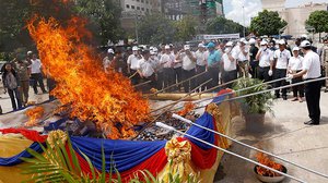 អាជ្ញាធរ​កម្ពុជា​ដុត​បំផ្លាញ​គ្រឿង​ញៀន​ដែល​មាន​តម្លៃ​ជា​ប្រាក់​ប្រមាណ ៤លានដុល្លារ ក្នុង​ការ​ប្រារព្ធ​ទិវា​ប្រយុទ្ធ​ប្រឆាំង​គ្រឿង​ញៀន​ពិភព​លោក ២៦ មិថុនា។ រូបភាព៖ ហេង ភារម្យ