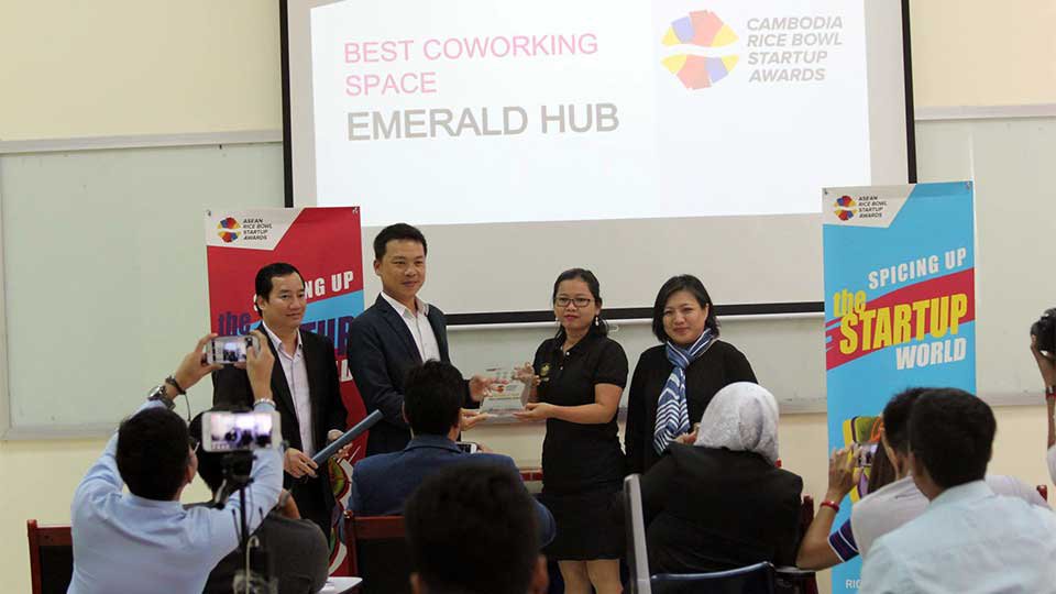 Emerald Hub ជា​ក្រុមហ៊ុន​ជួល​​ co-working space ដល់​អតិថិជន​ជា​បុគ្គល​ ឬ​ក្រុមហ៊ុន នៅ​កម្ពុជា។