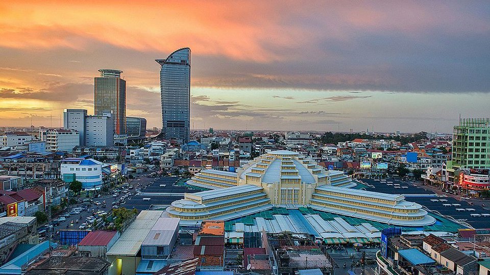 ទិដ្ឋភាពរាជធានីភ្នំពេញត្រង់ម្តុំផ្សារធំថ្មី នាពេលព្រលប់