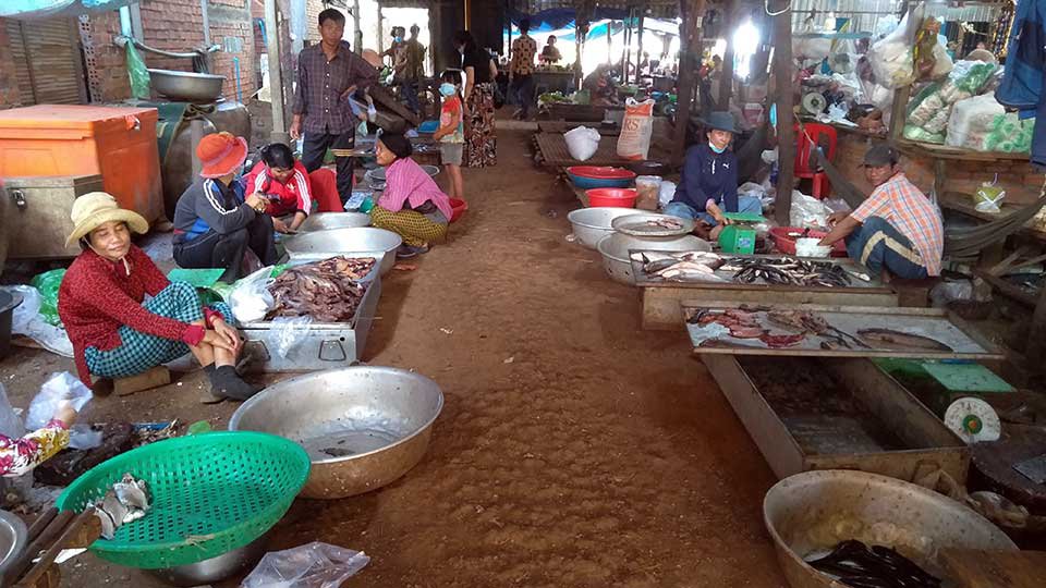 អាជីវករ​នៅ​ផ្សារ​រំលង ខេត្ត​កំពង់ធំ ។