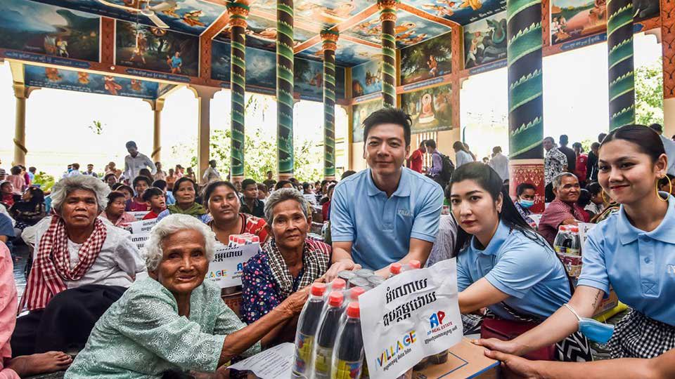 លោក Ben Li ដែលជាស្ថាបនិក និងអគ្គនាយកនៃគម្រោងខុនដូ Urban Village និងសហការី​ ចែកអំណោយជូន​ជនរងគ្រោះ​ដោយសារទឹកជំនន់ នៅខណ្ឌដង្កោរ ភ្នំពេញ។