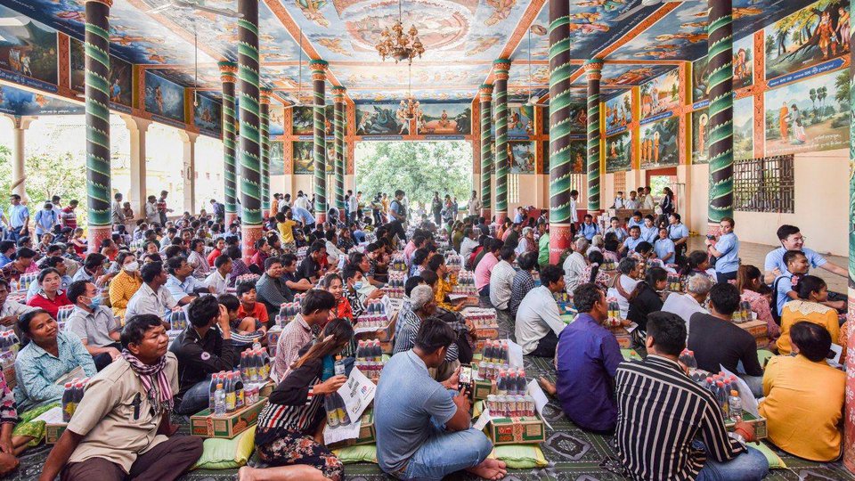 លោក Ben Li ដែលជាស្ថាបនិក និងអគ្គនាយកនៃគម្រោងខុនដូ Urban Village និងសហការី​ ចែកអំណោយជូន​ជនរងគ្រោះ​ដោយសារទឹកជំនន់ នៅខណ្ឌដង្កោរ ភ្នំពេញ។