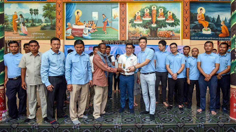 លោក Ben Li ដែលជាស្ថាបនិក និងអគ្គនាយកនៃគម្រោងខុនដូ Urban Village និងសហការី​ ចែកអំណោយជូន​ជនរងគ្រោះ​ដោយសារទឹកជំនន់ នៅខណ្ឌដង្កោរ ភ្នំពេញ។
