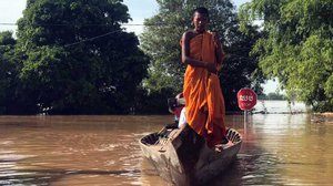 ទិដ្ឋភាព​ទឹក​ជំនន់​លិច​ភូមិ​និង​ផ្លូវ​ថ្នល់​នៅ​ឃុំ​កោះសូទិន ស្រុក​កោះសូទិន​ ខេត្ត​កំពង់ចាម ដែលនៅតាម​ដង​ទន្លេ​មេគង្គ។ ប្រភព៖ ហ្វេសប៊ុក