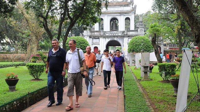 ទេសចរ​បរទេស​ ធ្វើទេសចរណ៍នៅក្នុង​ប្រទេស​វៀតណាម។ រូបថត គេហ​ទំព័រ រដ្ឋបាលទេសចរណ៍ជាតិ​វៀតណាម។
