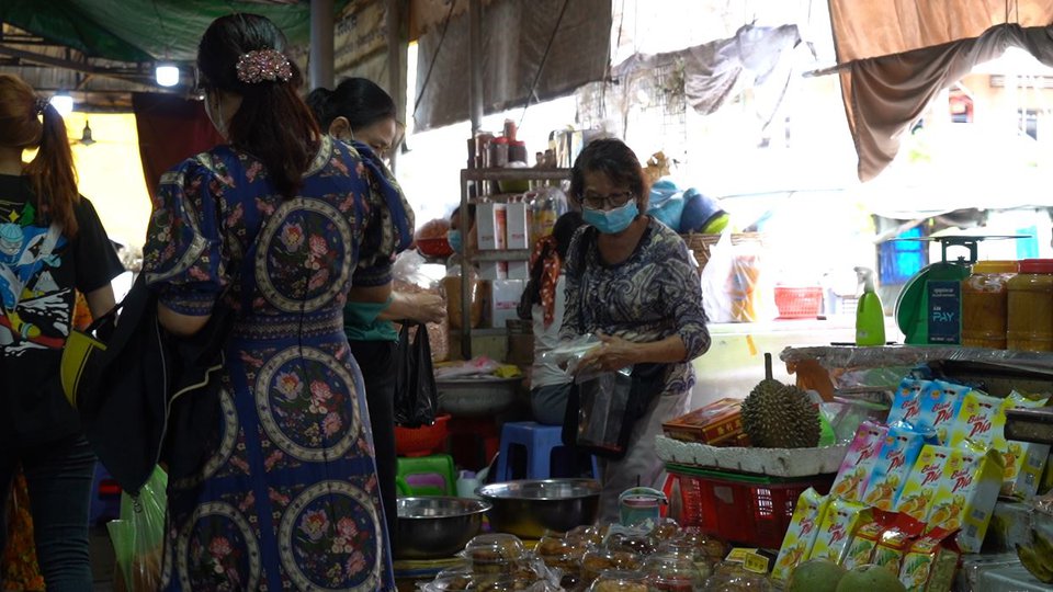 ការលក់នំសែនព្រះខែនៅផ្សារអូឡាំពិជ
