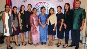 សហគ្រិន​ស្ត្រី​កម្ពុជា ៧រូប ដែល​ត្រូវ​ទៅ​ចូលរួម​កិច្ច​ប្រជុំ​សហគ្រិន​ភាព​ពិភព​លោក នៅឥណ្ឌា នា​ចុង​ខែ​នេះ ថតរូប​អនុស្សាវរីយ៍​ជាមួយ​ឯកអគ្គរដ្ឋទូត​អាមេរិក និង​រដ្ឋមន្ត្រី​កិច្ចការនារី​កម្ពុជា។