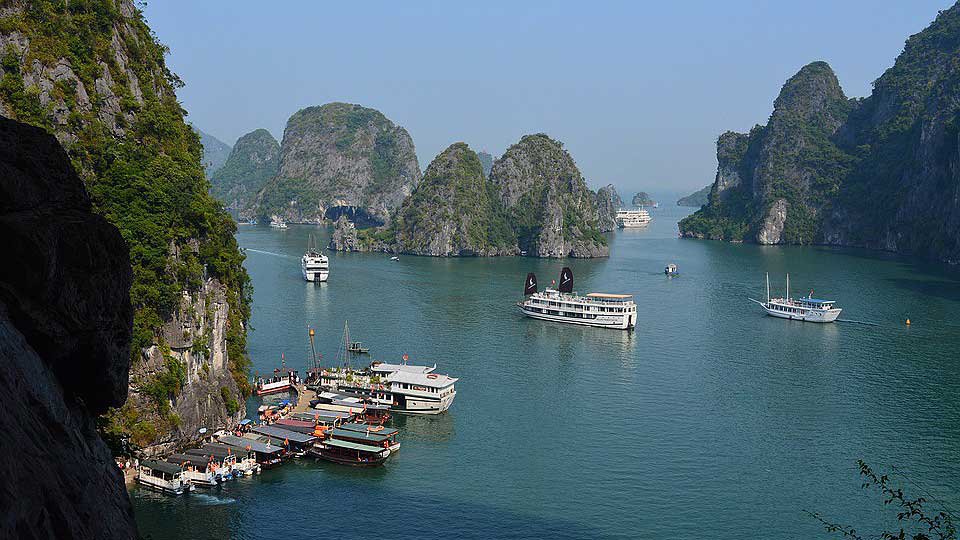 តំបន់​ឆក​ Ha Long នៃ​ប្រទេស​វៀតណាម សម្បូរ​ទៅ​ដោយ​ថ្ម​ភ្នំ​មាន​រាង​ប្លែកៗ។