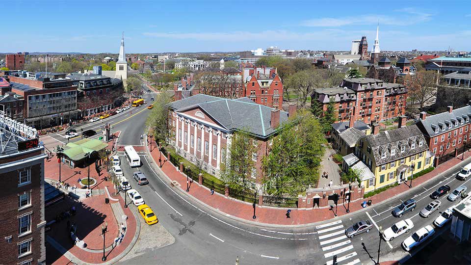 អគារ​ដ៏ធំ​នៃ​សកលវិទ្យាល័យ​ Harvard ដ៏​ល្បី​ល្បាញ​របស់​ពិភព​លោក។ រូបភាព៖ Chensiyuan/Wikipedia