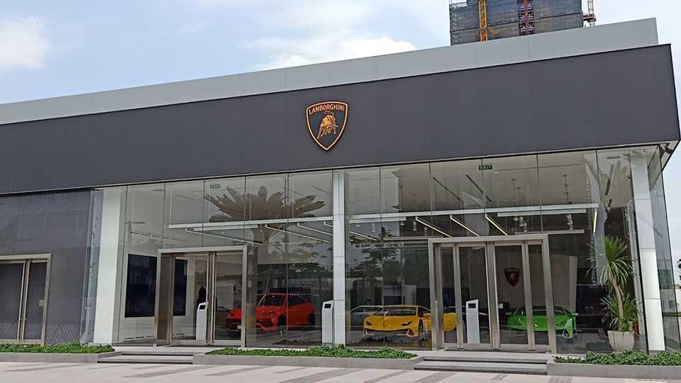 អគារ​ showroom សម្រាប់​ការតាំងលក់​និង​បម្រើសេវា​រថយន្ត​ប្រណីត​បំផុត​នៅលើពិភពលោក​ ម៉ាក Lamborghini គ្រោង​បើក​សម្ពោធ​នៅ​ពេល​ឆាប់ៗខាង​មុខ នៅ​កណ្ដាល​រាជ​ធានី​ភ្នំពេញ។ រូបថត៖ ខេមបូណូមីស