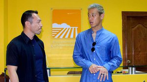 លោក កេស៊ូកិ ហុងដា (Keisuke Honda) (រូបខាងស្ដាំ) ជួប​ជាមួយ​លោក Kengo Kitaura ​ជាស្ថាបនិក​ក្រុមហ៊ុន Agribuddy នៅឯ​ការិយាល័យ អេហ្គ្រីបាឌី នៅ​ភ្នំពេញ។