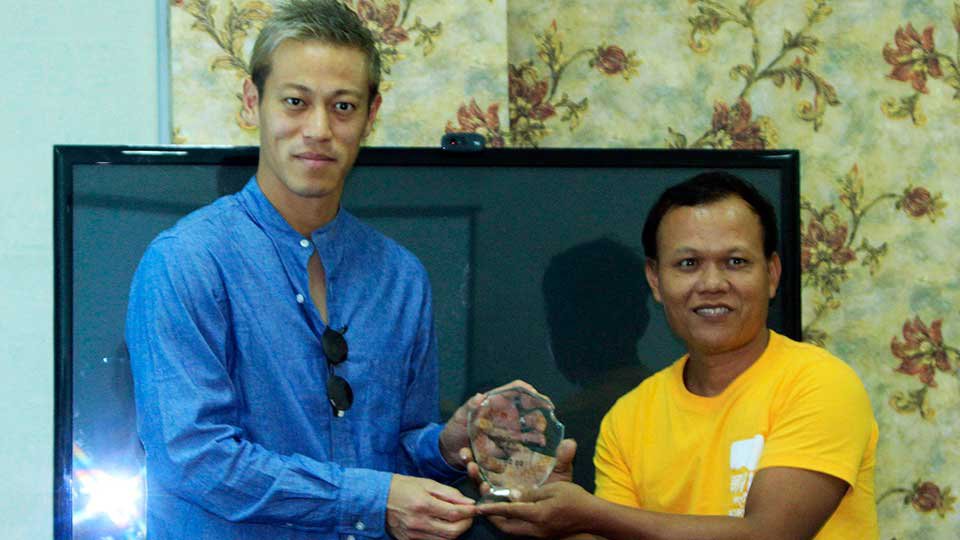 លោក កេស៊ូកិ ហុងដា (Keisuke Honda) ផ្ដល់​ពានរង្វាន់ដល់​សហគ្រិន​កសិកម្ម​ឆ្នើម​របស់ អេហ្គ្រីបាឌី។