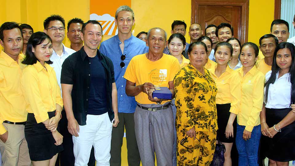 លោក កេស៊ូកិ ហុងដា (Keisuke Honda) ថតរូប​អនុស្សាវរីយ៍​ជាមួយកសិករ សហគ្រិន​ឆ្នើម និង​បុគ្គលិក​​របស់ អេហ្គ្រីបាឌី។