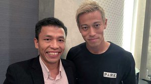 លោក កេស៊ូកិ ហុងដា (Keisuke Honda) (រូបខាងស្ដាំ) ថតរូបជាមួយ​លោក យ៉ង់ ប៉ាក់ នាយក​ក្រុមហ៊ុន អេហ្គ្រី បាឌី ប្រចាំកម្ពុជា។