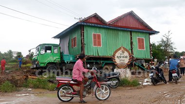 អ្នកស្រុក​រំកិល​ផ្ទះ​ដោយ​ដឹក​តាម​រថយន្ត​ធុន​ធំ នៅ​ខេត្ត​កណ្ដាល