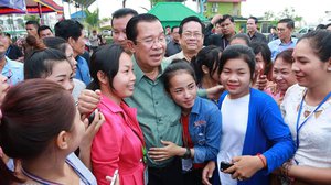 សម្តេចតេជោ ហ៊ុន សែន និង កម្មារិនីរោងចក្រ