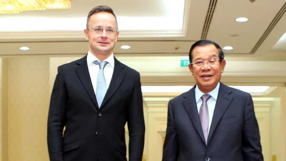 លោក Peter Szijjarto រដ្ឋមន្ត្រីក្រសួងការបរទេសហុងគ្រី បាន​ជួប​ជាមួយ សម្តេច ហ៊ុន សែន នាយករដ្ឋមន្ត្រីកម្ពុជា នាថ្ងៃទី៣ វិច្ឆិកា ២០២០។