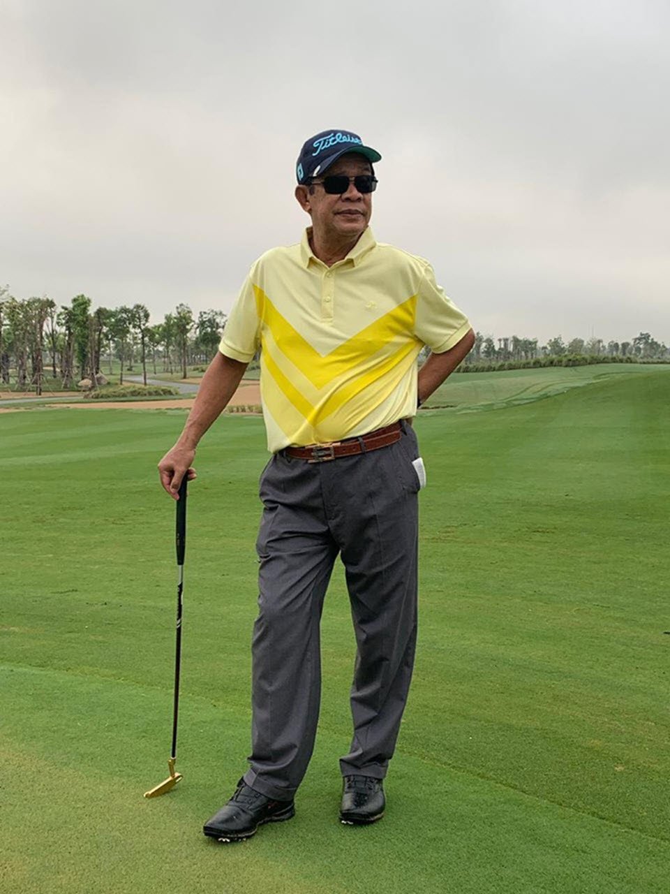 សម្ដេច​​តេជោ ហ៊ុន សែន នាយករដ្ឋមន្ត្រី​កម្ពុជា ថតរូប​ក្នុង​ពេល​លេង​កូនគោល ដើម្បីសុខភាព។ រូបភាព៖ ទំព័រ​ហ្វេសប៊ុក នាយករដ្ឋមន្ត្រី
