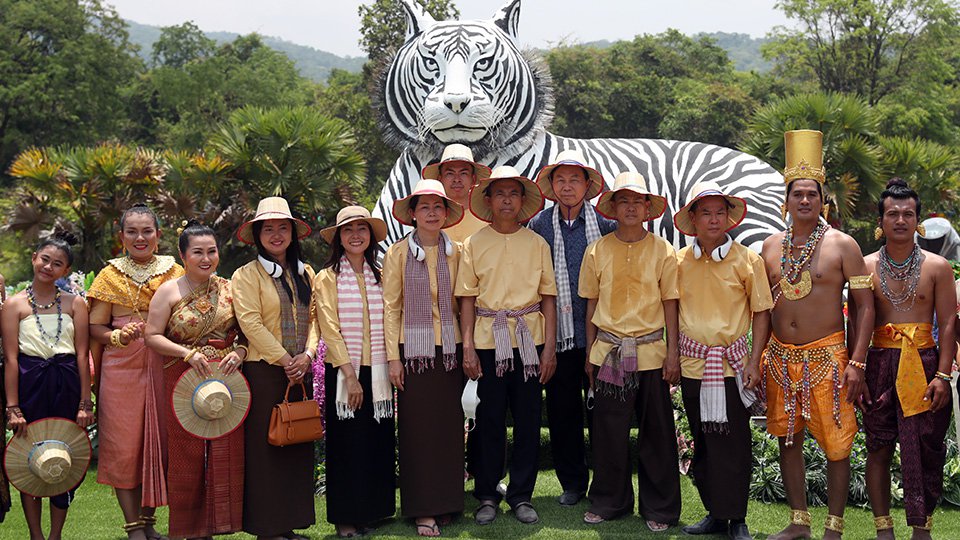 ឧកញ៉ា អ៊ឹង ប៊ុនហ៊ូវ ប្រធានអគ្គនាយក ក្រុមហ៊ុនដូនពេញ (ខេមបូឌា) គ្រុប និងជាប្រធានមូលនិធិ ING Foundation ថតរូបអនុស្សាវរីយ៍ជាមួយសិល្បករ ក្នុងពិធីសង្ក្រាន្ត ភ្នំទូកមាស ថ្ងៃទី១៤ មេសា ២០២២។