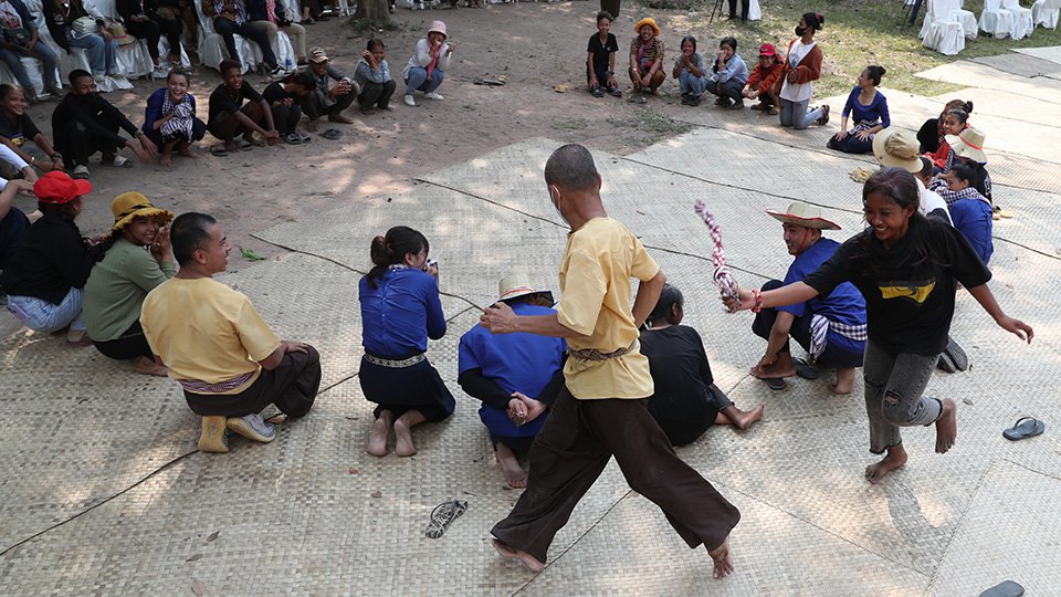 ការលេងល្បែងប្រជាប្រិយលាក់កន្សែង នាពិធីសង្ក្រាន្ត ភ្នំទូកមាស ស្រុកកំពង់លែង ថ្ងៃទី១៤ មេសា ២០២២ ។