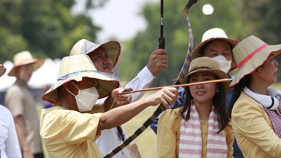 ឧកញ៉ា អ៊ឹង ប៊ុនហ៊ូវ ប្រធានអគ្គនាយក ក្រុមហ៊ុនដូនពេញ (ខេមបូឌា) គ្រុប និងជាប្រធានមូលនិធិ ING Foundation ចូលរួមលែង​បាញ់ព្រួញ​ក្នុង​ពិធីសង្ក្រាន្តភ្នំទូកមាស ថ្ងៃទី១៤ មេសា​ ២០២២។