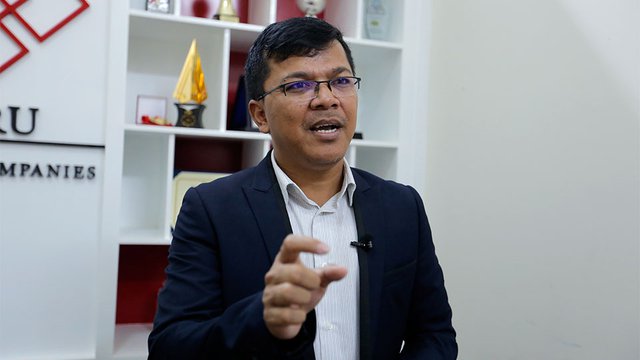 លោក កាន់ គន្ធី នាយករង​ក្រុមហ៊ុន​នាំ​អង្ករ​ចេញ AmruRice។