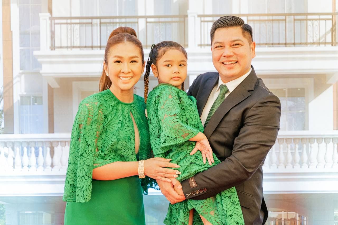 តារាកិត្តយសដែលជាពិធីករ ពិធីការនីឆ្នើមទាំងគ្រួសារគឺ លោក ជា វិបុល និង អ្នកនាង គង់ សុជាតិ ចូលរួមក្នុងពិធី​បើក​លក់​បុរី ខាសិន ភ្នំពេញ ។