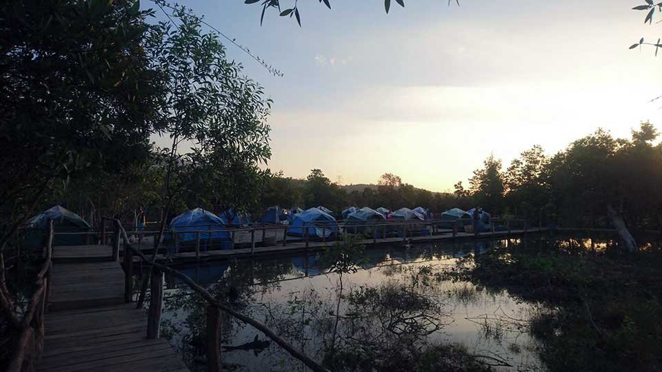 អ្នកទេសចរ​អាច​បោះតង់​សម្រាក​នៅ​ពេល​រាត្រី​នៅ​កណ្ដាល​ព្រៃធម្មជាតិ។