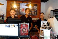 បុគ្គលិក​​ទទួល​ភ្ញៀវ​នៃ​ហាង​កាហ្វេ ឈ្មោះ K.E. Cafe នៅ​ម្ដុំ​បឹងកេងកង។