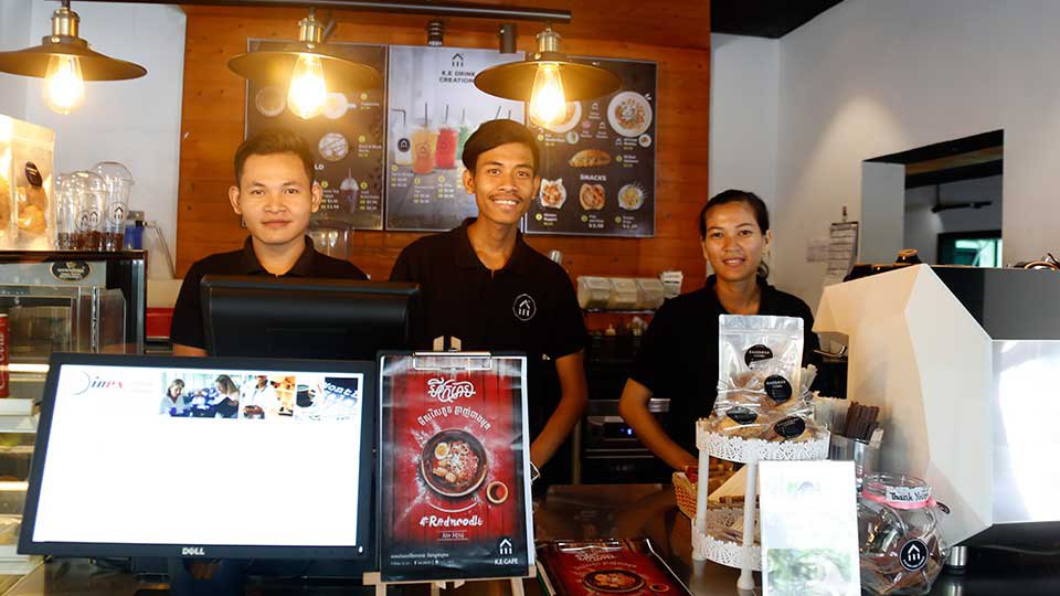 បុគ្គលិក​​ទទួល​ភ្ញៀវ​នៃ​ហាង​កាហ្វេ ឈ្មោះ K.E. Cafe នៅ​ម្ដុំ​បឹងកេងកង។