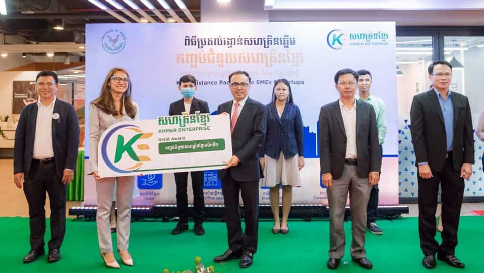 ឯកឧត្ដម  វង្សី វិស្សុត រដ្ឋមន្រ្ដីប្រតិភូអមនាយករដ្ឋមន្រ្ដី រដ្ឋលេខាធិការប្រចាំការ នៃក្រសួងសេដ្ឋកិច្ច និងហិរញ្ញវត្ថុ ប្រគល់​កញ្ចប់​ហិរញ្ញប្បទាន​ដល់​តំណាង​ធុរកិច្ច​បង្កើតថ្មី និងសហគ្រាស​ធុន​តូច​និង​មធ្យម ។