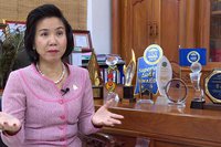 ឧកញ៉ា កែវ មុំ ម្ចាស់​ក្រុមហ៊ុន​ផលិត​នំ​ស្រួយ លីលី។ រូបភាព៖ ខេមបូណូមីស
