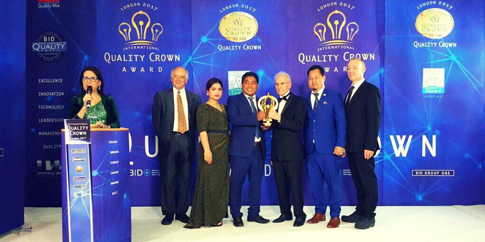 រុមហ៊ុនបម្រើសេវាកម្មអចលនទ្រព្យដ៏ធំមូយរបស់ខ្មែរ ដែលមានឈ្មោះថា ខ្មែរ ហ្វោនដេសិន អឹព្រេហ្សល (KFA) ទួលបានពានរង្វាន់ ភាពជាអ្នកដឹកនាំដ៏ពូកែ គុណភាពនៃការច្នៃប្រឌិត និង ឧត្តមភាព នៃ ការគ្រប់គ្រងពាណិជ្ជកម្មដ៏ល្អប្រសើរ ពី​ទីក្រុងឡុងដ៏ នៃ ចក្រភពអង់គ្លេស។
