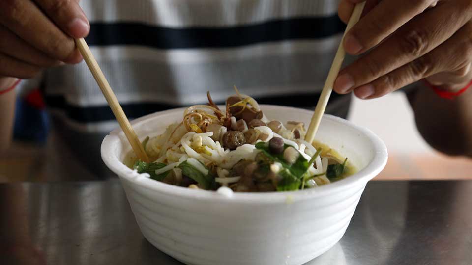 នំបញ្ចុក​ជា​អាហារ​សម្រន់​ពេញ​និយម និង​ជា​ប្រភព​ចំណូល​ដល់​មនុស្ស​មិន​តិច​នាក់​ឡើយ។ រូបភាព៖ ហេង ភារម្យ