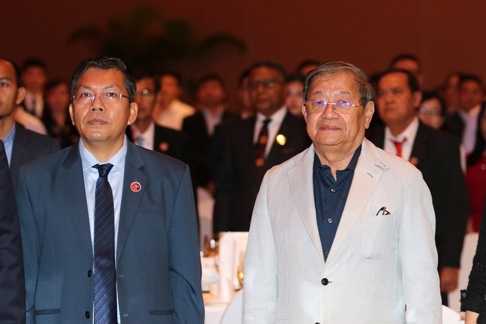 ឯកឧត្ដម ខៀវ កាញារីទ្ធ រដ្ឋមន្ត្រីក្រសួងព័ត៌មាន (រូបខាងស្ដាំ) ធ្វើ​ជាអធិបតី​ពិធី​សម្ពោធ​បើក​សមាគម​អ្នក​សារព័ត៌មាន​កម្ពុជា-ចិន នាថ្ងៃទី៦ ឧសភា ២០១៩។ រូបភាព៖ ខឹម សុវណ្ណរ៉ា