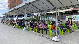 កម្មកររោងចក្រអង្គុយរងចាំការធ្វើតេស្តរហ័សកូវីឌ១៩ (រូបភាពឯកសារ))