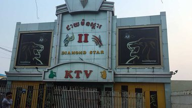 កម្ពុជា​ប្រកាស​បិទ ហាង KTV ទូទាំ​ងប្រទេស ដើម្បី​ប្រយុទ្ធ​នឹងការឆ្លង​រាតត្បាត​នៃ​វីរុស កូវីដ-១៩។ រូបភាព ៖ ហេង ភារម្យ