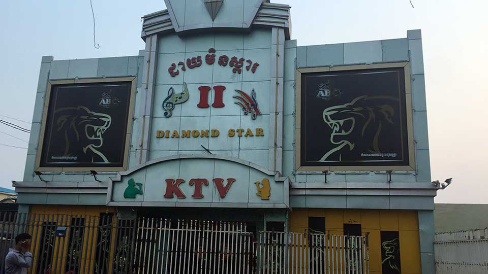 កម្ពុជា​ប្រកាស​បិទ ហាង KTV ទូទាំ​ងប្រទេស ដើម្បី​ប្រយុទ្ធ​នឹងការឆ្លង​រាតត្បាត​នៃ​វីរុស កូវីដ-១៩។ រូបភាព ៖ ហេង ភារម្យ