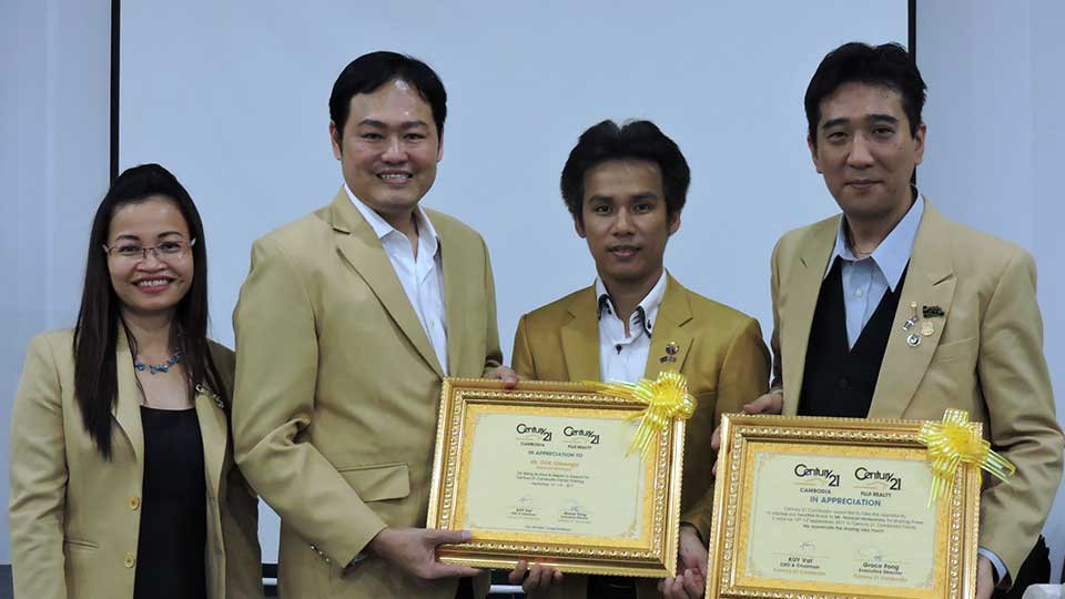 លោក គុយ វ៉ាត (រូប​ទីពីរ ពីខាងឆ្វេង) ជាអ្នក​ជំនួញ​លេច​ធ្លោ​មួយ​រូប នៅ​ប្រទេស​កម្ពុជា។ រូបភាព៖ Century 21