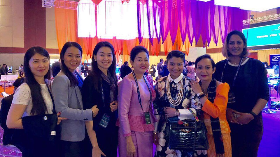 លោក​ជំទាវ ឧកញ៉ា លឹម ឈីវហូ (រូបកណ្ដាល) ប្រធាន​ក្រុមប្រឹក្សាភិបាល​ ក្រុមហ៊ុន LCH Investment Group ចូលរួម​កិច្ច​ប្រជុំ​កំពូល​សហគ្រិន​ភាព​ពិភព​លោក នៅ​ប្រទេស​ឥណ្ឌា។