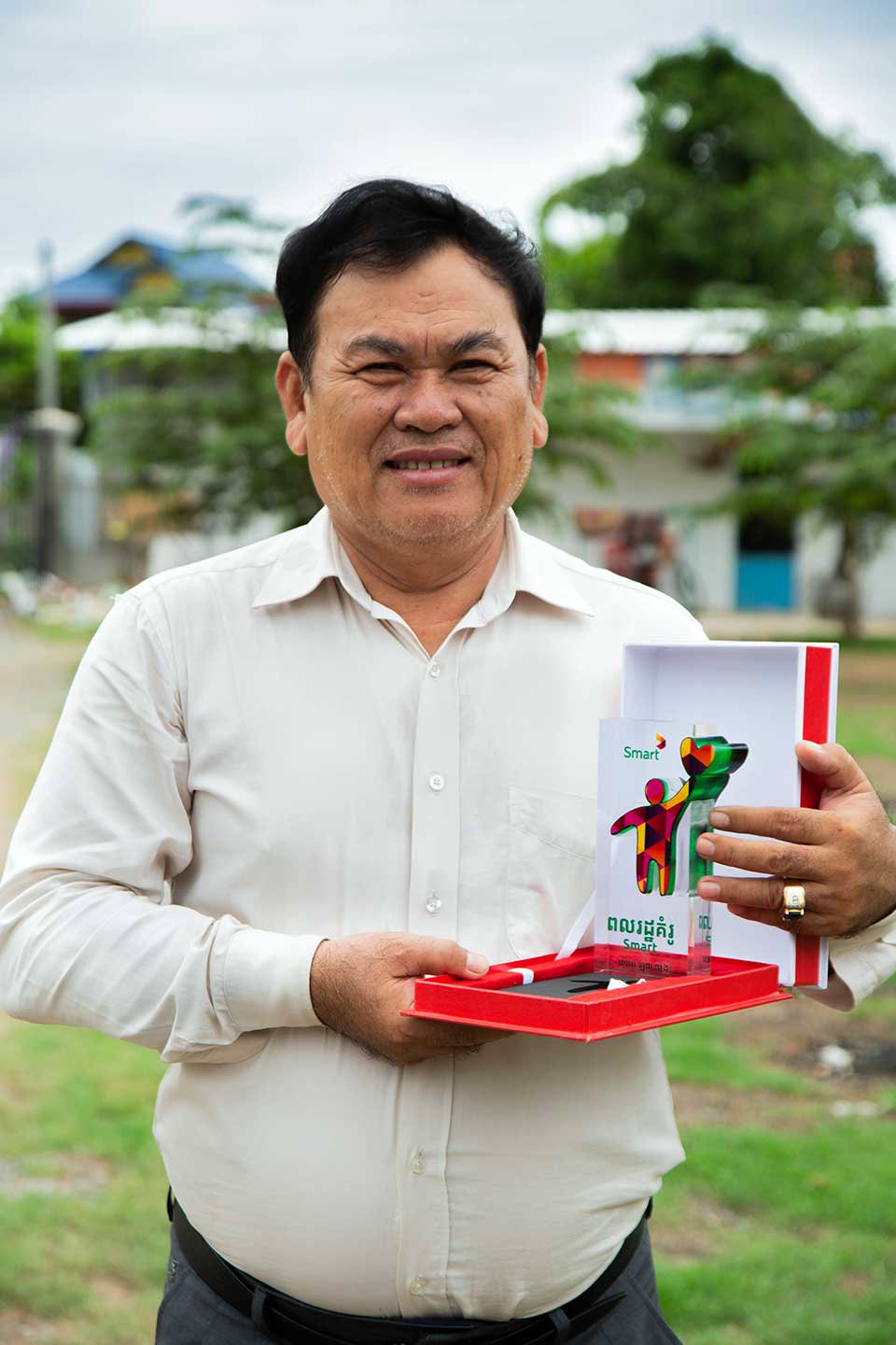 លោក ឡុង នាង គ្រូ​បង្រៀន​ចូលនិវត្តន៍ ។