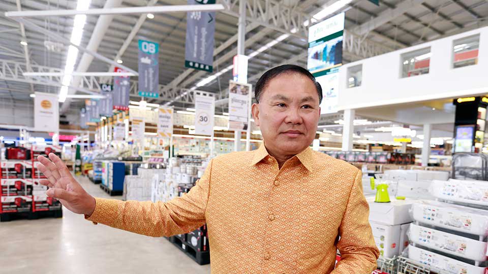 អ្នក​ឧកញ៉ា លី យ៉ុងផាត់ ម្ចាស់​ភាគហ៊ុន​វិនិយោគ​ផ្សារ​លក់​គ្រឿង​សំណង់​និង​សម្ភារៈ​លំនៅដ្ឋាន Global House។