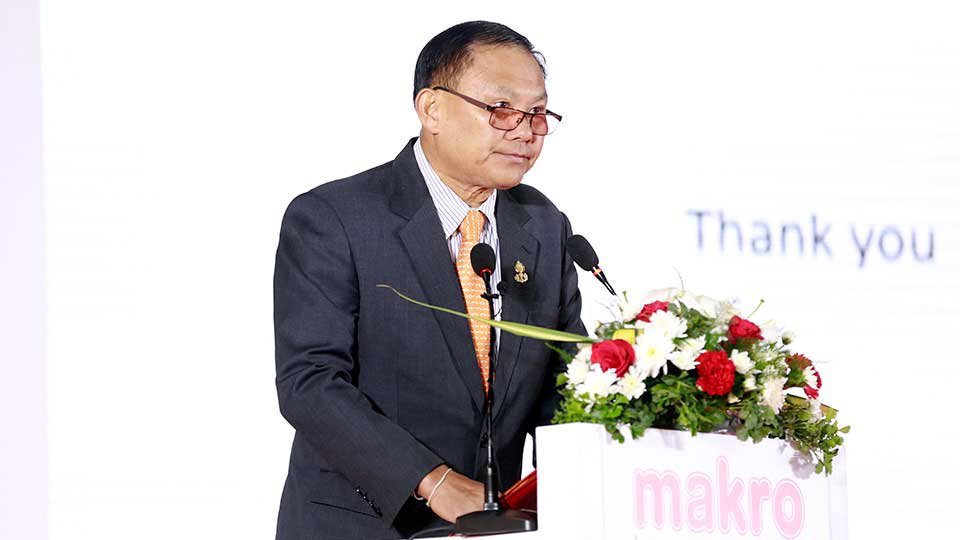 អ្នក​ឧកញ៉ា លី យ៉ុងផាត់ ថ្លែង​ក្នុង​ពិធី​សម្ពោធ​ផ្សារ ម៉ាក្រូ នា​ថ្ងៃទី១៧ ធ្នូ ២០១៧។ រូបភាព៖ ហេង ភារម្យ