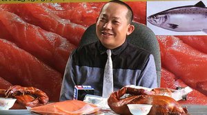 លោក ម៉ៅ វុត្ថា នាយក​គ្រប់គ្រង​ក្រុមហ៊ុន KS Seastar នាំ​ចូល​និង​ចែកចាយ​ត្រី​សាល់ម៉ុន។
