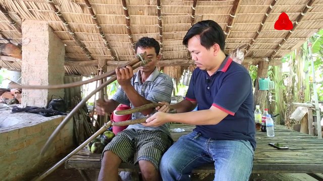 ចំណាយ​ពេល​បីនាទី​មើល​ពី​របៀប​គាប​ត្នោត​យក​ទឹក !