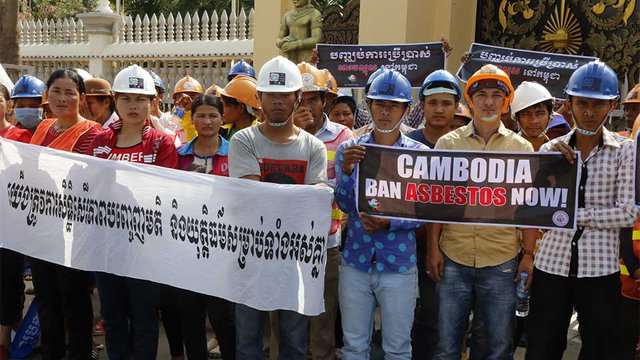 ជាផ្នែក​នៃ​ការ​ប្រារព្ធ​ទិវា​ពលកម្ម​អន្តរជាតិ ១ ឧសភា កម្មករ​កម្មការិនី​វិស័យ​សំណង់​ប្រមូល​ផ្ដុំ​គ្នា​​នៅ​មុខ​វិមាន​រដ្ឋ​សភា នៅថ្ងៃទី៣០ ខែ​មេសា មួយ​ថ្ងៃ​មុន​ទិវា​ពលកម្ម​អន្តរជាតិ​ ១ ឧសភា ដើម្បី​ទាមទារ​ប្រាក់​ខែ​គោល​សម្រាប់​វិស័យ​នេះ។ រូបភាព៖ ហេង ភារម្យ