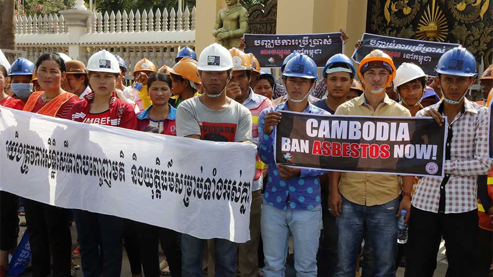 ជាផ្នែក​នៃ​ការ​ប្រារព្ធ​ទិវា​ពលកម្ម​អន្តរជាតិ ១ ឧសភា កម្មករ​កម្មការិនី​វិស័យ​សំណង់​ប្រមូល​ផ្ដុំ​គ្នា​​នៅ​មុខ​វិមាន​រដ្ឋ​សភា នៅថ្ងៃទី៣០ ខែ​មេសា មួយ​ថ្ងៃ​មុន​ទិវា​ពលកម្ម​អន្តរជាតិ​ ១ ឧសភា ដើម្បី​ទាមទារ​ប្រាក់​ខែ​គោល​សម្រាប់​វិស័យ​នេះ។ រូបភាព៖ ហេង ភារម្យ