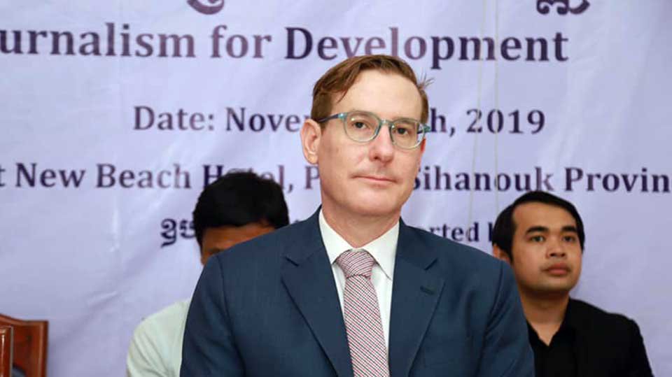 លោក Michael Newbill ភារធារី​នៃ​ស្ថានទូត​អាមេរិក​ប្រចាំ​កម្ពុជា។ រូបភាព៖ គេហ​ទំព័រ ThmeyThmey