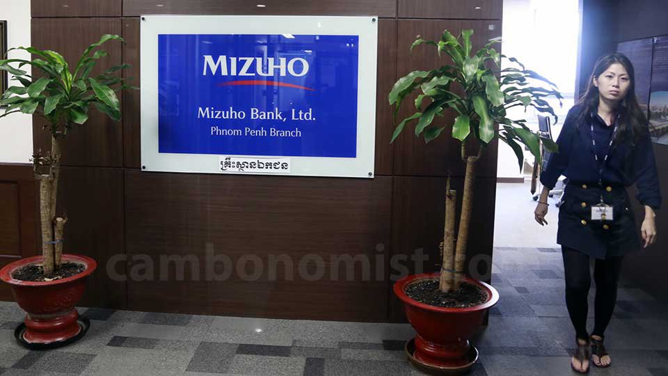 ទីស្នាក់ការ​ធនាគារ Mizuho ជប៉ុន នៅ​លើ​អគារ Phnom Penh Tower កណ្ដាល​ទីក្រុង​ភ្នំពេញ។